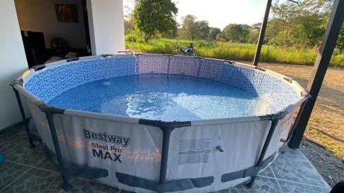 bañera de hidromasaje grande en una habitación con ventana en Casa Finca campestre, en San José del Guaviare