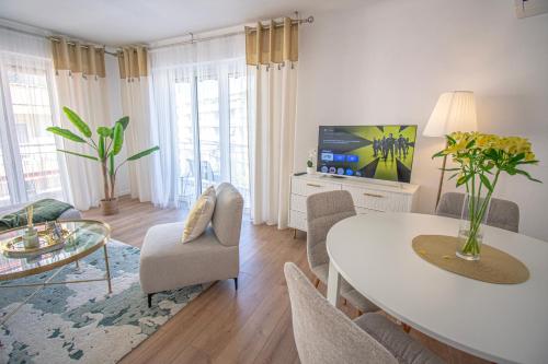 Bright 1Bedroom Apartment, Steps to Juan les Pins Beach