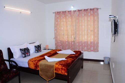 Giường trong phòng chung tại A L Residency