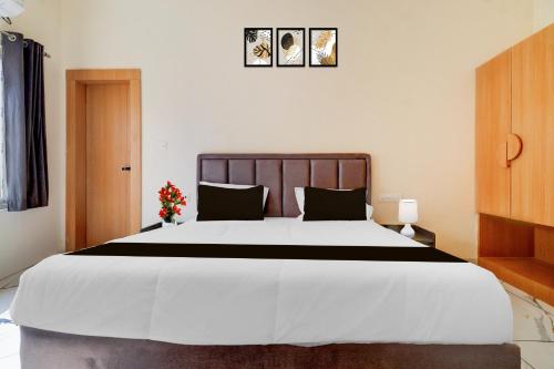 a bedroom with a large white bed in a room at Super Townhouse Oak Army Aviation Base Jhansi in Jhānsi