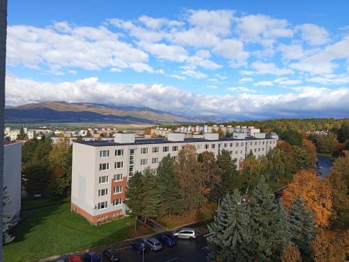 an aerial view of a building in a city at Apartmán s 2 spálňami in Prievidza