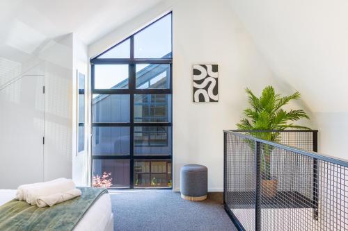 Ένα ή περισσότερα κρεβάτια σε δωμάτιο στο Urban Loft Near Westfield Mall Walk Everywhere