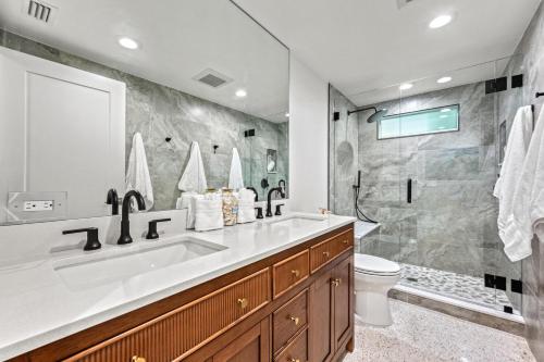 Un baño con lavabo, inodoro y ducha. en Beach Palm Villa - 5533, en Siesta Key