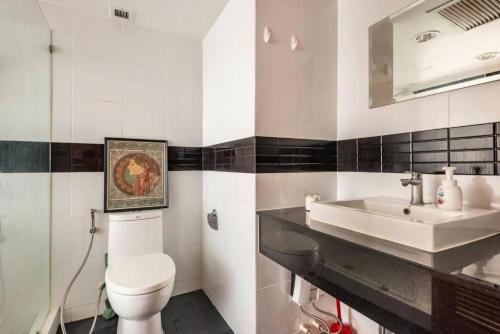 バンコクにあるSelfCheckIn Omni Tower Sukhumvit4 NaNa Asoke BTS MRT Hispeed WiFi Pool&Gymのトイレと洗面台付きのバスルーム