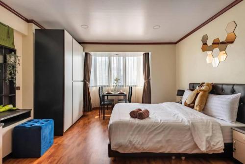バンコクにあるSelfCheckIn Omni Tower Sukhumvit4 NaNa Asoke BTS MRT Hispeed WiFi Pool&Gymの大きなベッドとテーブルのある寝室
