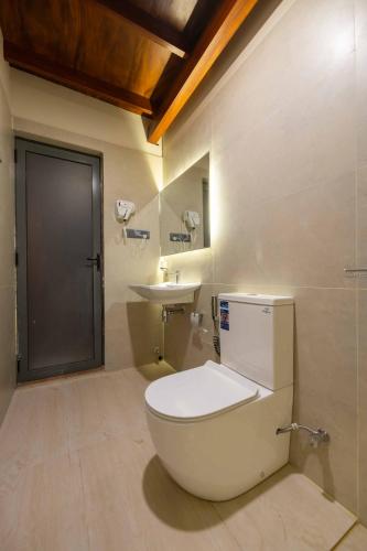 a bathroom with a toilet and a sink at Sakun villa in Mirissa
