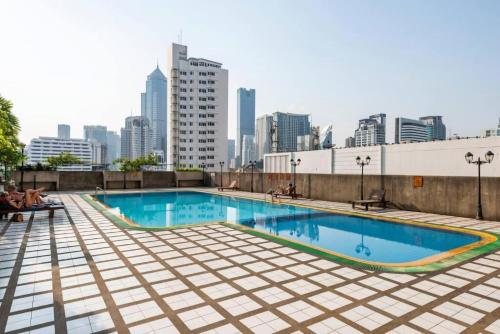 a swimming pool on the roof of a building with a city at SelfCheckIn Omni Tower Sukhumvit4 NaNa Asoke BTS MRT Hispeed WiFi Pool&Gym in Bangkok