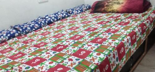 马图拉Murli manohar home stay的床上有顶的圣诞棉被