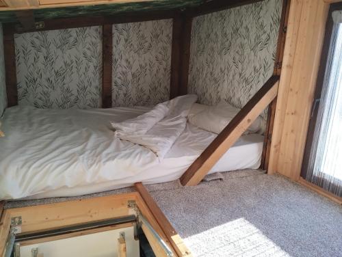 Ένα ή περισσότερα κρεβάτια σε δωμάτιο στο Căsuța din CRAI