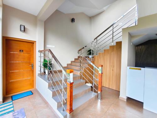 Una escalera en una casa con puerta de madera en 88 GREEN FORT EDAPALLy, en Ernakulam
