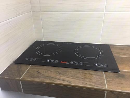 a black stove sitting on top of a counter at SUITE CLIMATIZADA Y EQUIPADA Zona Dorada Tuxtla in Tuxtla Gutiérrez