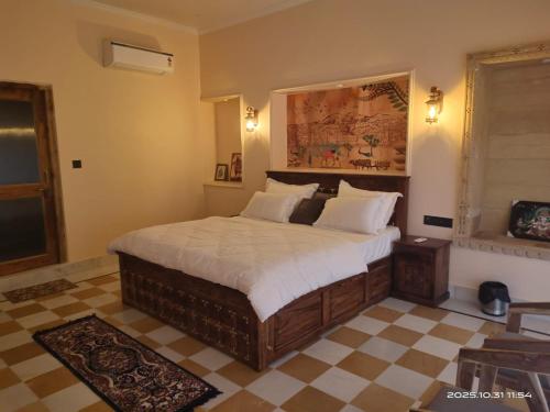 ein Schlafzimmer mit einem großen Bett in einem Zimmer in der Unterkunft The second home jaisalmer in Jaisalmer