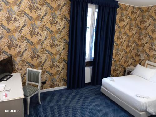 ein Hotelzimmer mit einem Bett und einem Schreibtisch in der Unterkunft BF SUITE Foresteria Bellusci in Rho