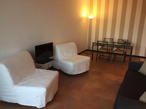 索里的住宿－Sori Modern Loft，客厅配有2把白色椅子和桌子
