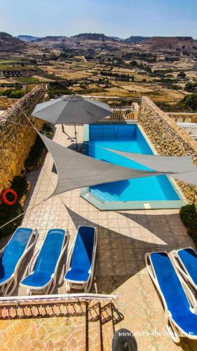 Bazén v ubytování Orchidea Xaghra nebo v jeho okolí