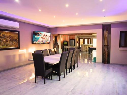 TV a/nebo společenská místnost v ubytování Zebula Bush Lodge 47 by Euphoric Leisure