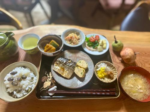 un vassoio di cibo con riso e altri alimenti su un tavolo di 緋乃里 a Nagahama