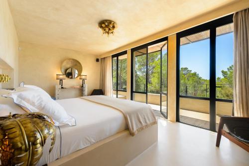 Ένα ή περισσότερα κρεβάτια σε δωμάτιο στο Can Serenico Ibiza