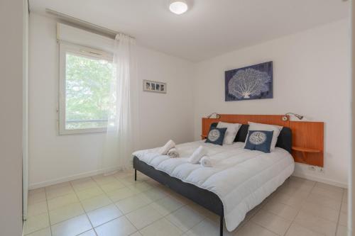 Ένα ή περισσότερα κρεβάτια σε δωμάτιο στο Ozea - Piscine - Climatisé - Proche Aix & Parking