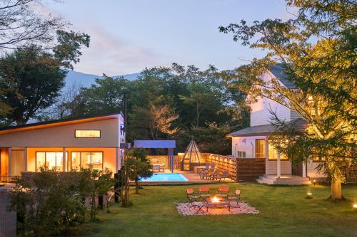 a house with a backyard with a swimming pool at Villa Saison Fuji ヴィラ セゾン フジ in Fujikawaguchiko