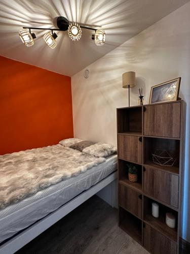 En eller flere senge i et værelse på Studio magnifique avec chambre et vue magique