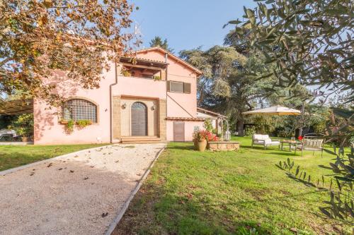 een afbeelding van een huis met een tuin bij Ai due Cedri in Capranica