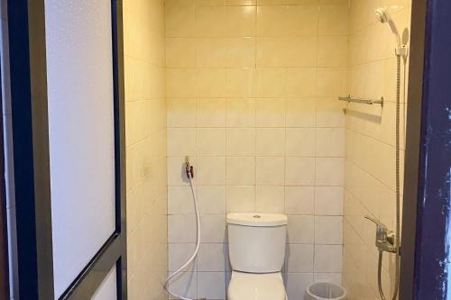 un baño con inodoro y ducha en RedDoorz at Hotel Memory Batam, en Jodoh