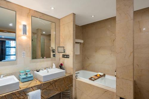 Bilik mandi di C Plaza Hotel