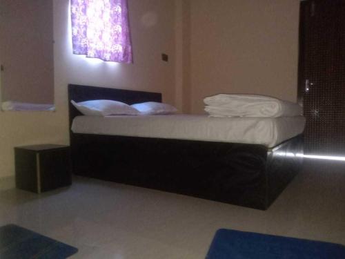 Postel nebo postele na pokoji v ubytování SPOT ON Hotel Ayush Inn