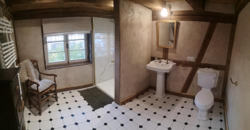 a bathroom with a sink and a toilet and a shower at Gite de traditions et charme Chez Montze in Hoerdt