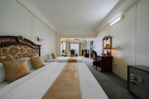 ハイフォンにあるClassic Hoang Long Hotelの広いベッドルーム(ベッド2台、テレビ付)