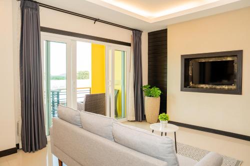 Ban SireにあるLulu Hotel at The Glasshouse Lion Caféのソファとテレビのあるリビングルーム