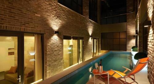 une maison avec une piscine et un mur en briques dans l'établissement The Classic by Hotelone, à Changdong-ni