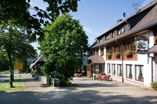 Eine Straße in einer Stadt mit einem Gebäude in der Unterkunft Höhengasthof Rössle in Schluchsee