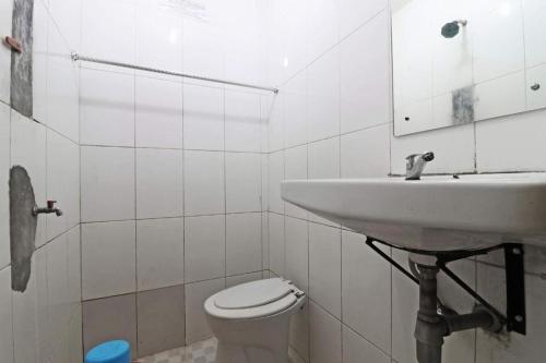 Un baño blanco con lavabo e inodoro. en Residence Hotel Medan, en Medan