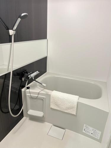 a white bathroom with a sink and a toilet at ブレイブベース糸島 in Itoshima