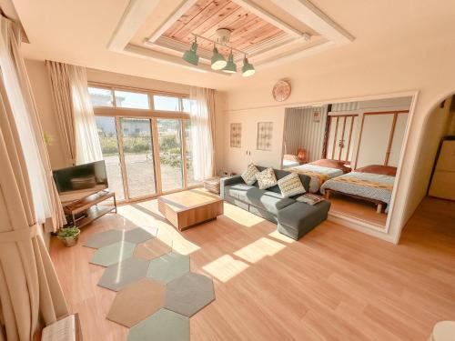 a living room with a couch and a tv at リニューアル天然温泉マンイの湯 in Shiraoi