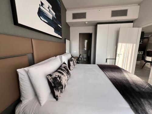 Postel nebo postele na pokoji v ubytování The Capital on the Park Sandton Living Perfected