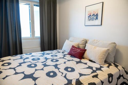 - une chambre avec un lit doté d'une couette et d'oreillers dans l'établissement Gammi Apartments - Classy Lapland Stay in Rovaniemi Centre for up to 4 Guests, à Rovaniemi