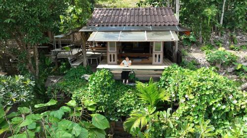 Styles Stay في ماي هونغ سون: شخص يجلس أمام منزل صغير