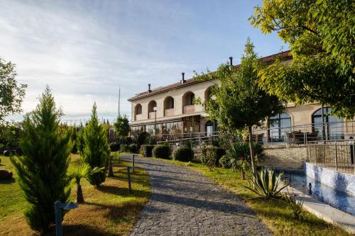 um edifício com uma estrada à sua frente em Panorama Kakheti Resort em Gurjaani
