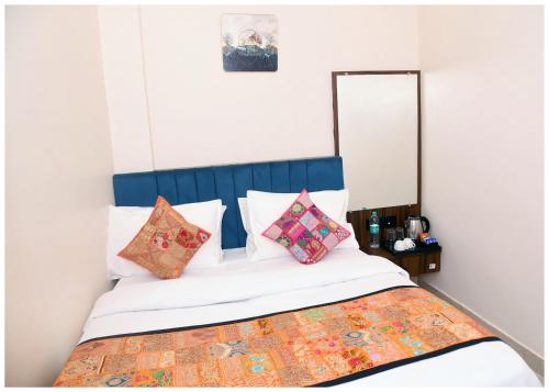 Foto dalla galleria di Hotel The Kashi Elegance 2 Mins Walk To Kal Bhairav Temple & Ganga River #Air Conditioning #Wi-Fi #Room Service #Premium Hotel In Varanasi Book It Early a Cuttack