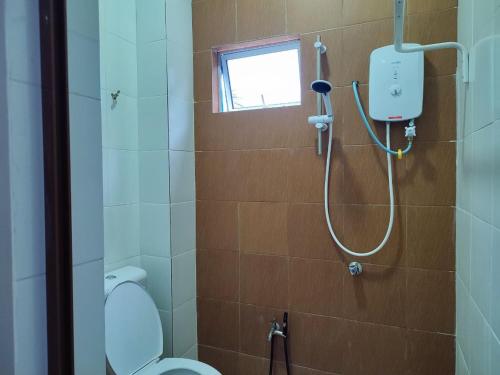 Et badeværelse på Che Deris Garden Cottage with Riverview