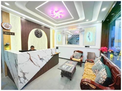 Posezení v ubytování Hotel The Kashi Elegance 2 Mins Walk To Kal Bhairav Temple & Ganga River #Air Conditioning #Wi-Fi #Room Service #Premium Hotel In Varanasi Book It Early