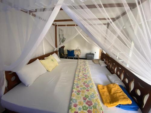 Cette chambre comprend un grand lit blanc. dans l'établissement Liyanage Resort, à Mirissa
