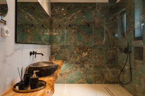 Ένα μπάνιο στο Floralba Luxury Villa, Essence of Sea View Living