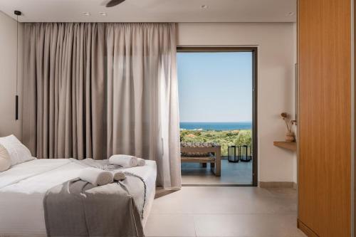 Ένα ή περισσότερα κρεβάτια σε δωμάτιο στο Floralba Luxury Villa, Essence of Sea View Living
