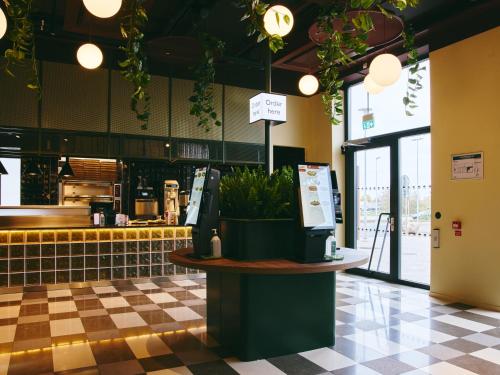 a fast food restaurant with a counter and a counter sidx sidx at Stopover Falkenberg in Falkenberg