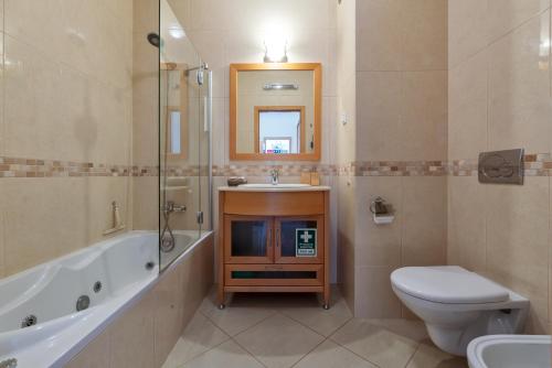 BnB Homes Eco Apartment with Terrace, 2 Swimming pools & Tennis court