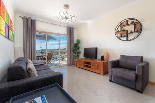 BnB Homes Eco Apartment with Terrace, 2 Swimming pools & Tennis court